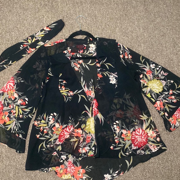 Elle open from black floral blouse with tie - Picture 2 of 6